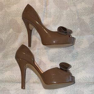 Guess WHPIPPA Women's Taupe Patent Leather Bow Peep Toe Platform Pumps